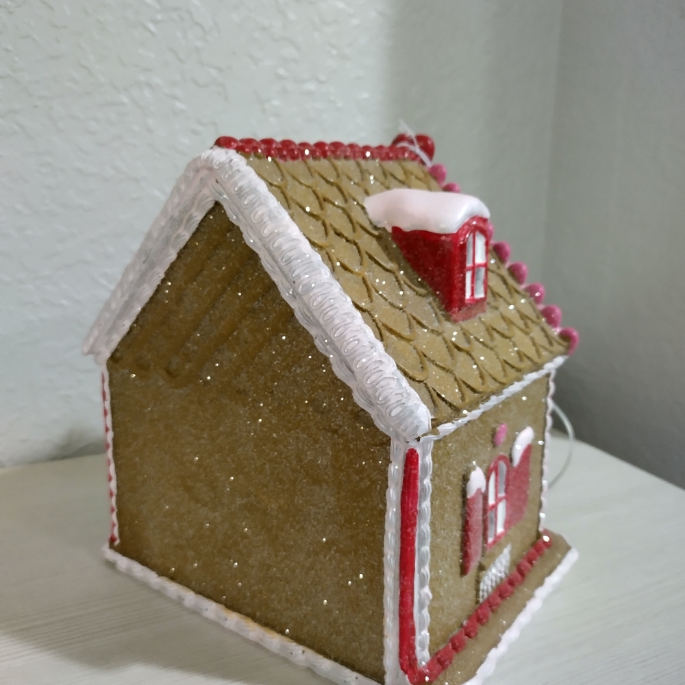 Cupcakes Cashmere Pink Gingerbread House Valentine's Day Heart Frosted Candy NWT - Picture 3 of 6